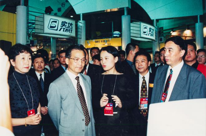 3.1999年9月17日，溫家寶同志參觀金融展(1)